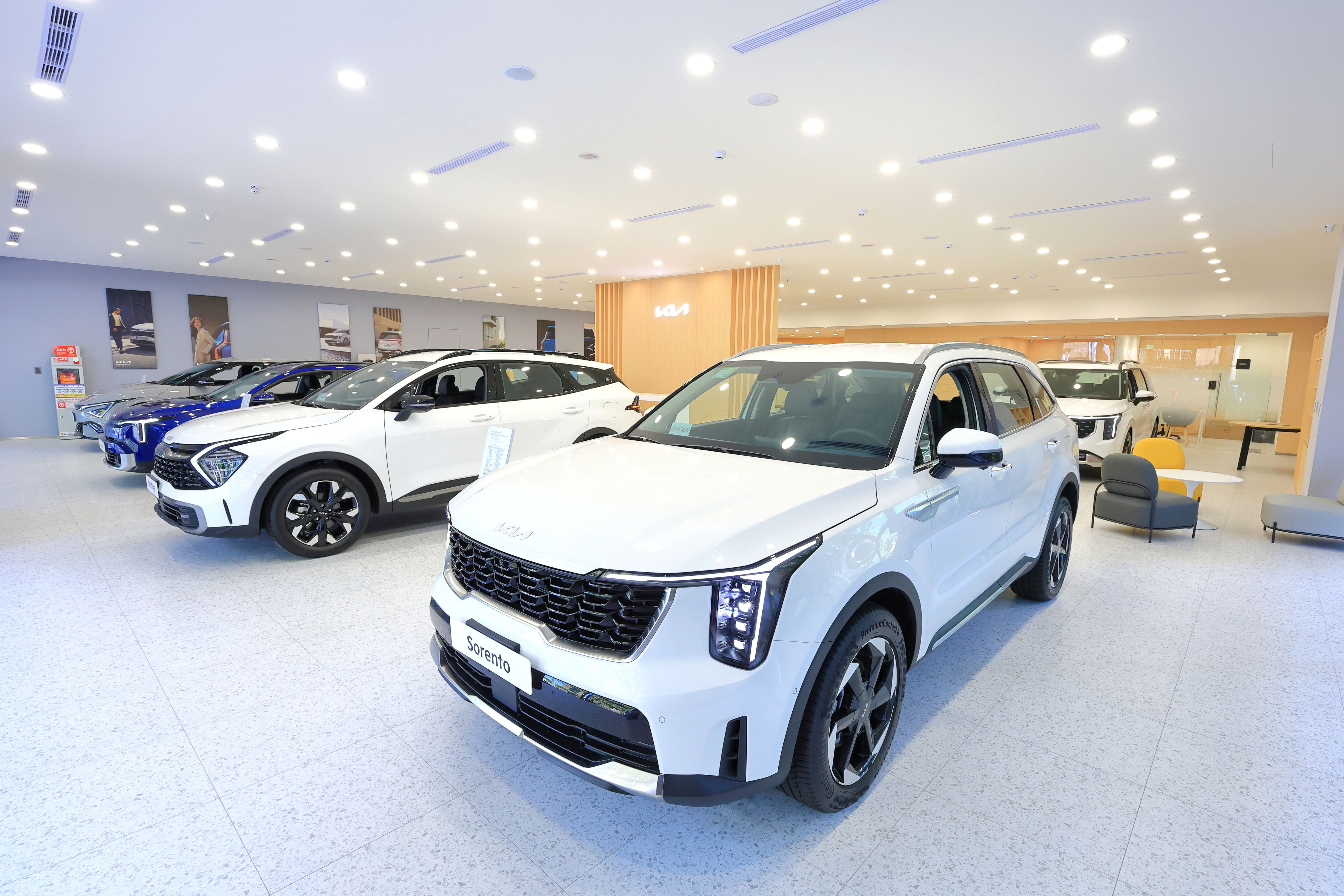 2. Kia台北松江1S展示中心擁有近130坪的室內空間，可同時展示6部車款，提供消費者超越期待的賞車體驗。